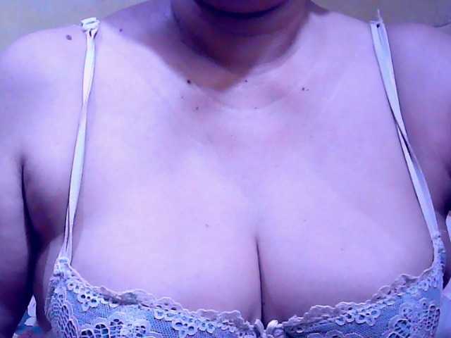 Carmela4u live cam on BongaCams