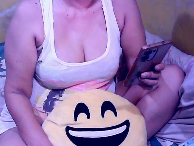 Carmela4u live cam on BongaCams
