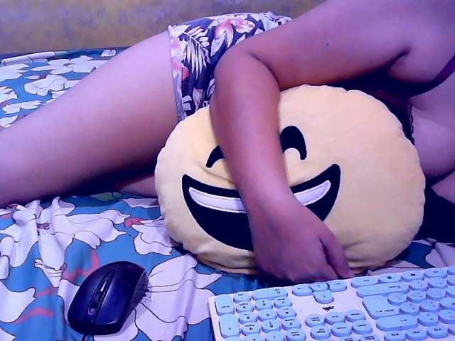 Carmela4u live cam on BongaCams