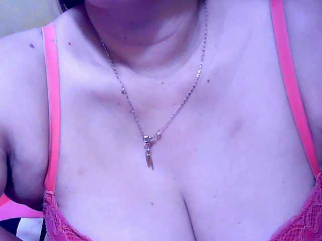 Carmela4u live cam on BongaCams