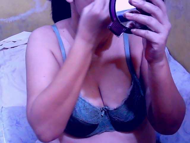 Carmela4u live cam on BongaCams