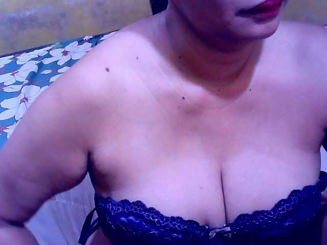 Carmela4u live cam on BongaCams