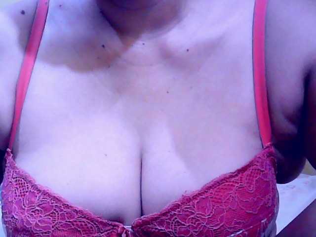 Carmela4u live cam on BongaCams