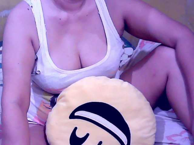Carmela4u live cam on BongaCams