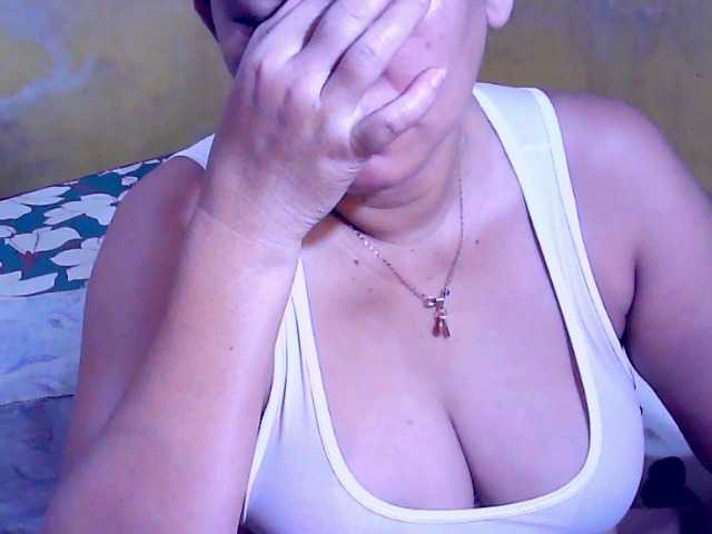 Carmela4u live cam on BongaCams