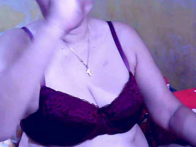 Carmela4u live cam on BongaCams