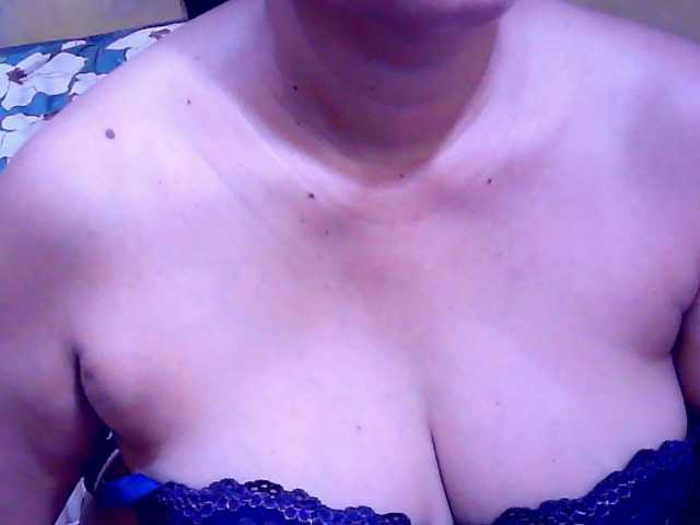 Carmela4u live cam on BongaCams