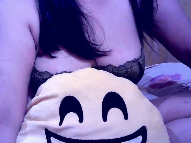 Carmela4u live cam on BongaCams