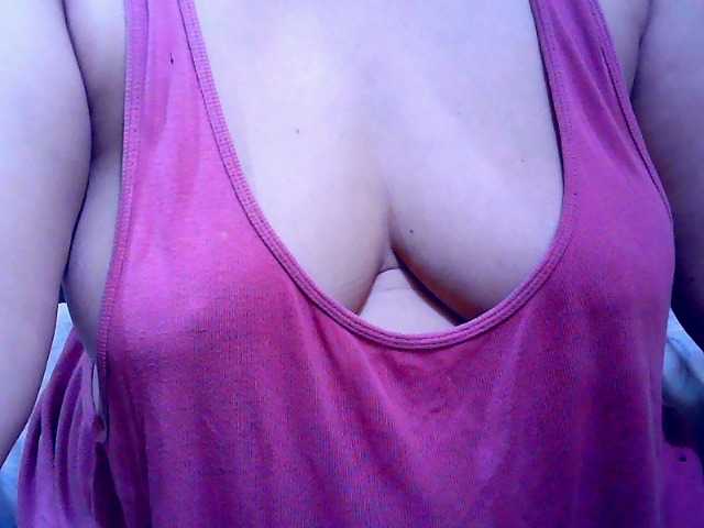 Carmela4u live cam on BongaCams
