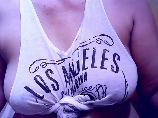 Carmela4u live cam on BongaCams
