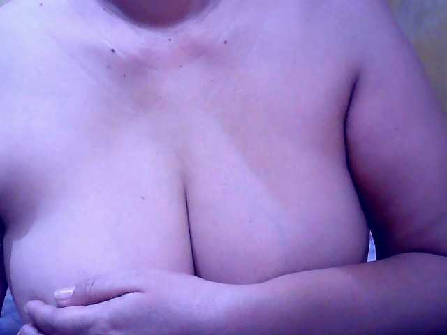 Carmela4u live cam on BongaCams
