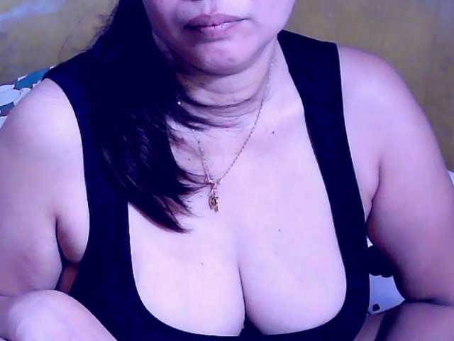 Carmela4u live cam on BongaCams