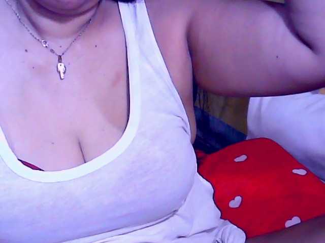 Carmela4u live cam on BongaCams