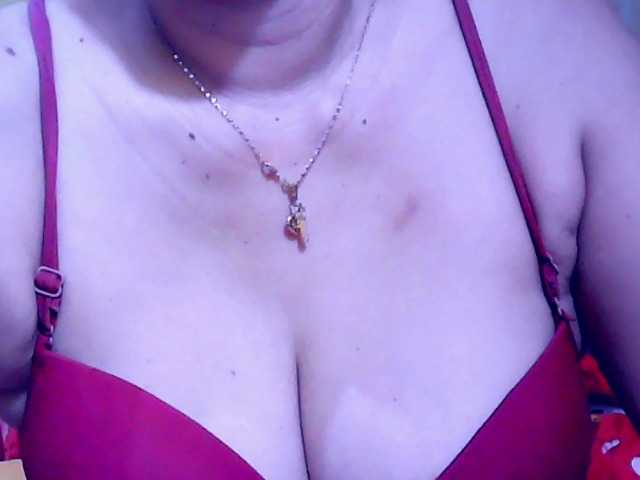 Carmela4u live cam on BongaCams