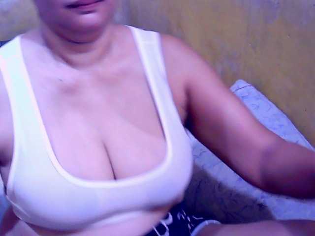 Carmela4u live cam on BongaCams