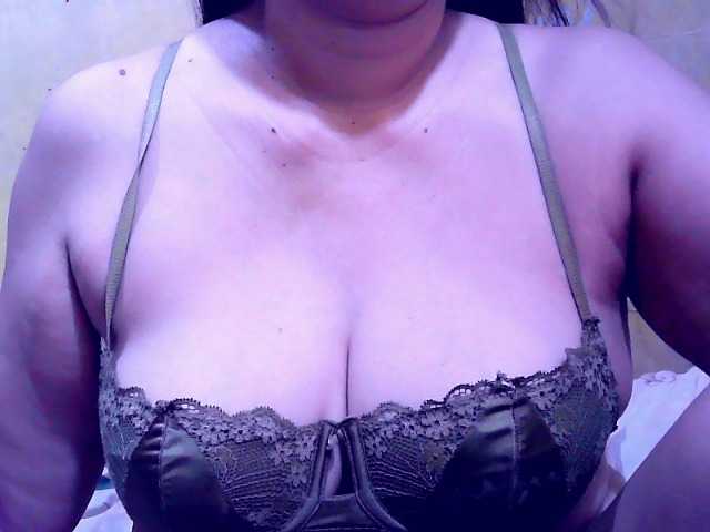 Carmela4u live cam on BongaCams