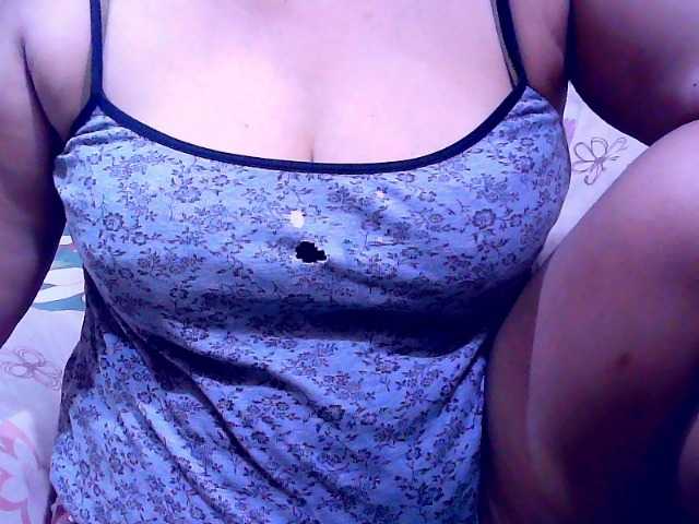 Carmela4u live cam on BongaCams