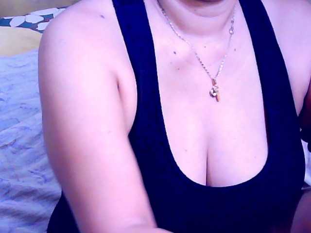 Carmela4u live cam on BongaCams