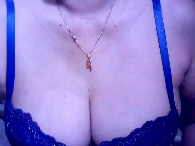 Carmela4u live cam on BongaCams