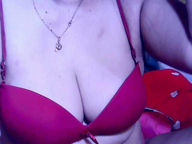 Carmela4u live cam on BongaCams