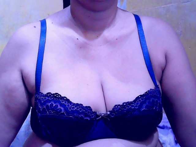 Carmela4u live cam on BongaCams