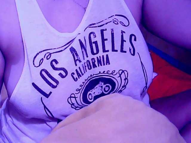 Carmela4u live cam on BongaCams