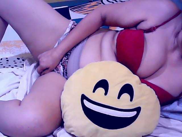Carmela4u live cam on BongaCams
