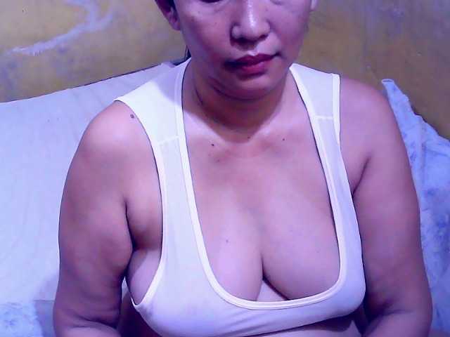 Carmela4u live cam on BongaCams