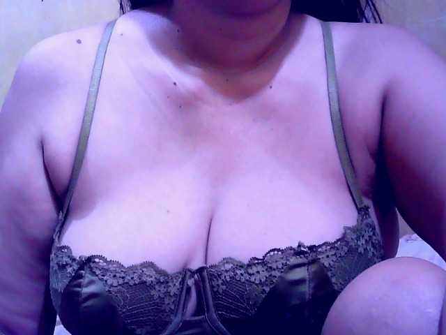 Carmela4u live cam on BongaCams