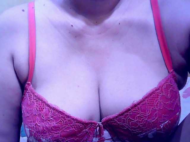 Carmela4u live cam on BongaCams