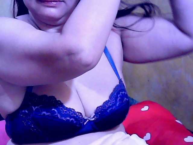 Carmela4u live cam on BongaCams