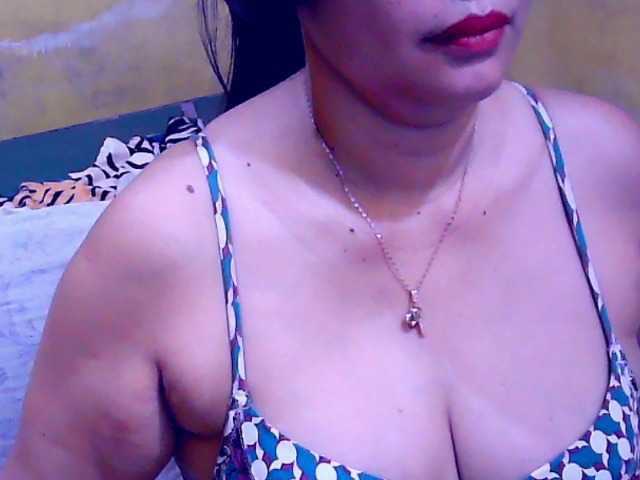 Carmela4u live cam on BongaCams