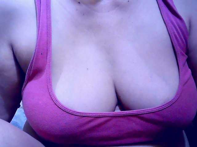 Carmela4u live cam on BongaCams