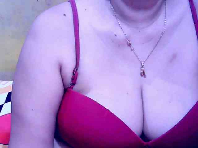 Carmela4u Live Webcam on BongaCams