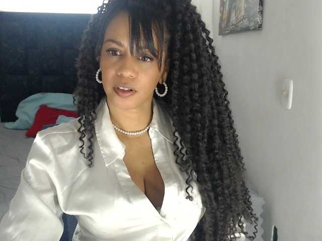 le modèle karlie-hot est en webcam porno dans un show sur le site bongacams, il possède les tags suivants: Latino/Hispanic,Brunette,Trimmed