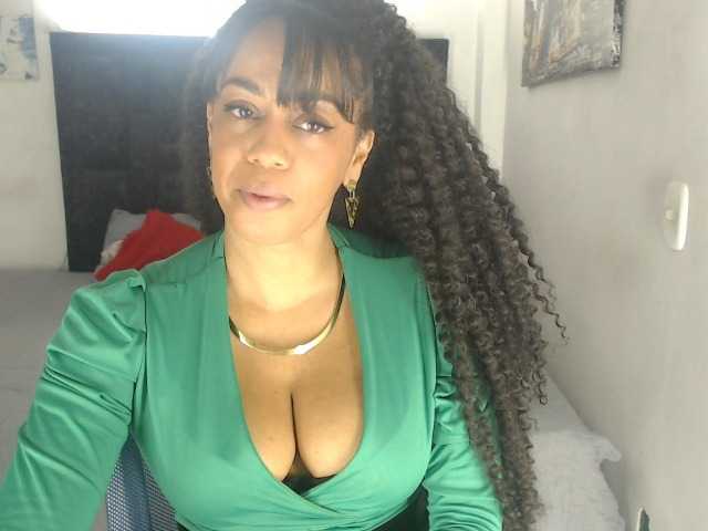 le modèle karlie-hot est en webcam porno dans un show sur le site bongacams, il possède les tags suivants: Latino/Hispanic,Brunette,Trimmed