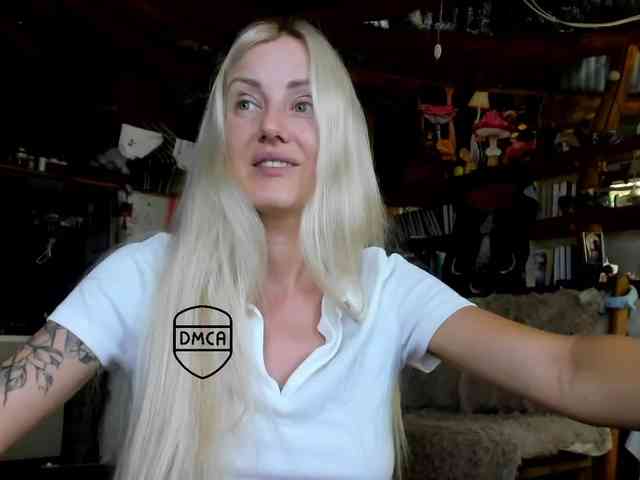 Strekoza's cam show statistics and live stream