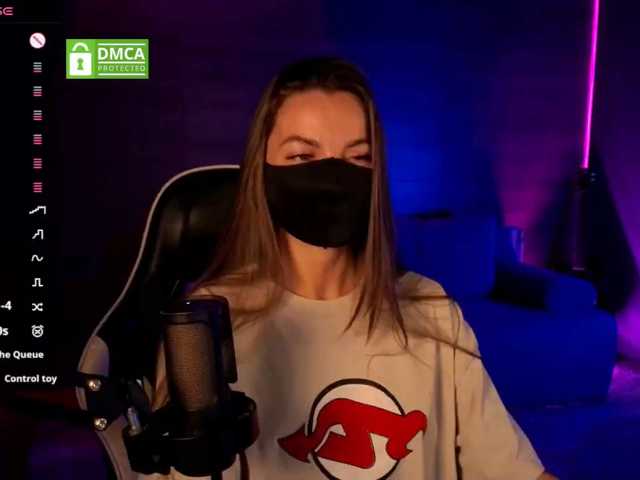 AliceFoXy live cam preview