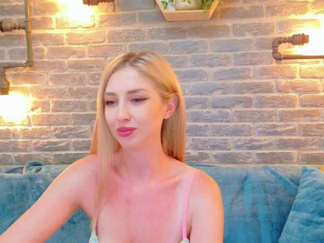 Lisa-Caprice live cam on BongaCams