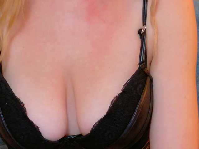 Lisa-Caprice live cam on BongaCams