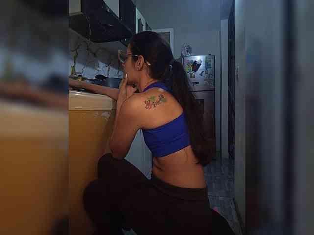 Este modelo está ao vivo agora. Kingofqueen23