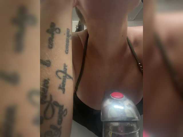 Tvoyasamka77 live cam on BongaCams
