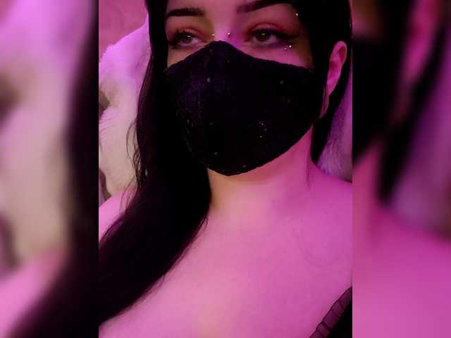 YennSI's BongaCams show and profile