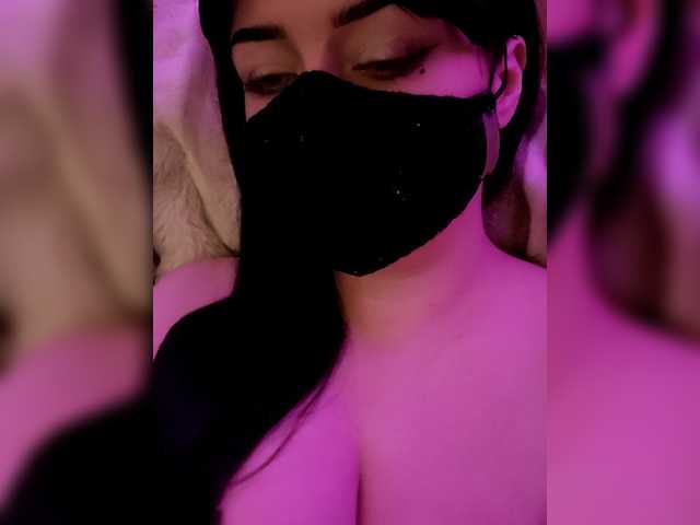 le modèle Saelun est en webcam porno dans un show sur le site bongacams, il possède les tags suivants: White/Caucasian,Brunette,Shaved