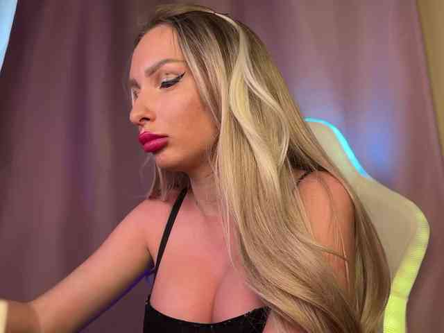 GoldPussy69 webcam
