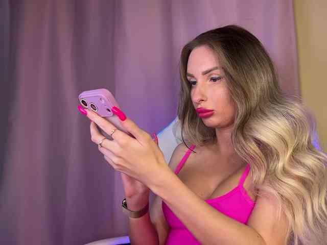 GoldPussy69 webcam