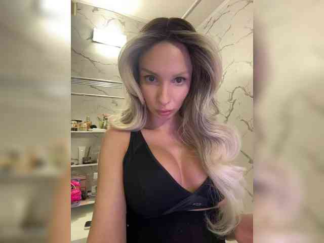 Model: GoldPussy69