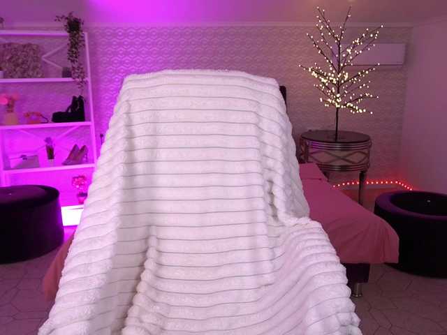 DaenerysDaen's BongaCams show and profile