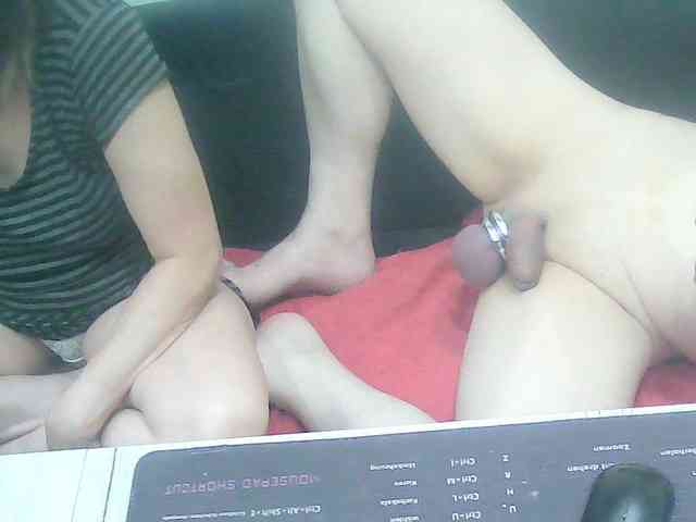 This model is live right now. Sexyehepaar