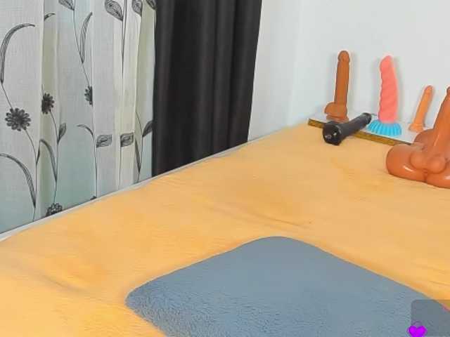 Deliciousbizt live webcam show